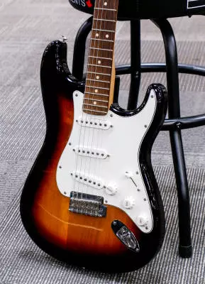 Fender - Player Stratocaster Pau Ferro - 3 Tone Sunburst